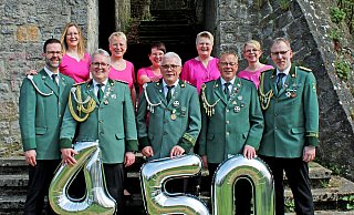 Königspaar mit Hofstaat: Sandra und Rainer Disse (v. l.), Sabine Obergasse-Nekes und Marcus Nekes, Königspaar Gudrun und Hans-Jürgen Krause, Marion und Elmar Lange, Daniela und Thorsten Vogedes. - St. Peter und Paul Vörden