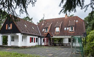 Vor dem Fichteheim oberhalb des Senner Hellwegs haben zuletzt die dort wohnenden Jugendlichen Fußball gespielt. Nun steht das Gebäude leer. - © Jörg Dieckmann - www. dieckmann-fotodesign.de