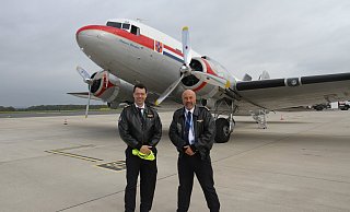 Die Flugkapitäne Tom van Hoorn und Fabian Schouten haben die fast 80 Jahre alte DC-3 sanft in Ahden gelandet. - Johannes Büttner