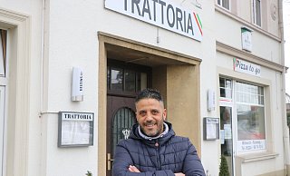 Francesco Nastri vor seiner "Trattoria" an der Bielefelder Straße in Enger. - Ekkehard Wind