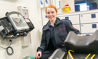 Nina Grohmann, Triathletin und Auszubildende zur Notfallsanitäterin bei der Feuerwehr Herford in einem Rettungswagen (RTW). Das Abbrechen eines Wettbewerbs, um bei einem Notfall zu helfen, ist für sie selbstverständlich. - Ralf Bittner