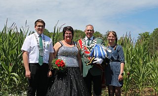 Royale Familie: Das Gehrdener Königspaar Holger und Ramona Kisters mit ihren Kindern Marco (Bezirksprinz) und Marie. - Manuela Puls