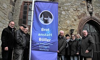 Klaus Stalze (Heimat- und Verkehrsverein, v. l.), Rudi Ryll (Pfarrgemeinderat Warburg), Markus Müller (Feuerwehr Warburg), Christian Voss (Bürgerstiftung), Sabine Bartsch (Kirchengemeinde Altkreis Warburg), Marina Ewe und Heike Kevenhörster (Mittagstisch und Diakonie) sowie Ernst Martin Peitz (Bürgerstiftung). - Dieter Scholz