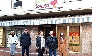 Von links nach rechts zu sehen: Marketing-Vlotho-Geschäftsführerin Christiane Stute, Vlothos Bürgermeister Rocco Wilken, Celina Kämpermann (Immobilien Nagel) , Bruno Corona (früherer Eigentümer der Eisdiele), Amrei Rieso (Immobilien-Nagel). - Stadt Vlotho