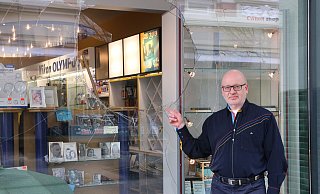 Inhaber Erhard Schlabeck (66) weist auf die Schaufensterscheibe, die großflächig zerstört wurde. - Claus Frickemeier
