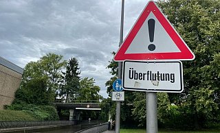 Die Stelle in Herford ist bekannt: Ein Schild warnt vor Überflutung in Herford. - Claus Frickemeier