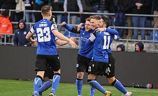 Leandro Putaro (2.v.r.) wird von seinen Mitspielern für den entscheidenden Elfmeter gefeiert.  - Oliver Krato