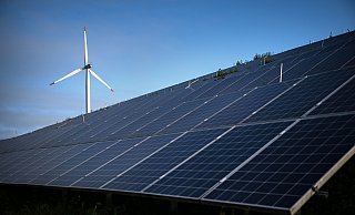 ARCHIV - 02.06.2023, Bremen: Windkraftanlagen stehen hinter Photovoltaikanlagen auf der Blocklanddeponie. Strom aus Sonne und Wind soll Energieerzeugung aus Rohstoffen wie Öl und Gas ersetzen. (zu dpa: «Neue Ziele empfohlen für besseres Klima») Foto: Sina Schuldt/dpa - Honorarfrei nur für Bezieher des Dienstes dpa-Nachrichten für Kinder +++ dpa-Nachrichten für Kinder +++ - Sina Schuldt
