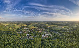 Eingebettet in Grün: Der Wittekindshof will eine etwa 10.000 Quadratmeter großes Areal am Südrand des Wiehengebirges als Bauland an die Stadt verkaufen. - Thorsten Ulonska