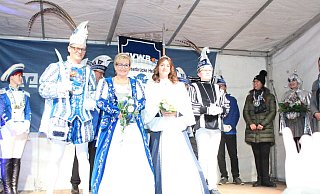 Neue Prinzenpaare: Prinz Holger, der Bilanzierende und Prinzessin Susanne, die Kassierende sowie Kinderprinz Johannes, der Charmante und Kinderprinzessin Emilia, die sportlich Rasante. - CVWB
