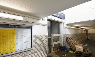 Der alte Aufzug an Gleis 2 und 3 am Paderborner Hauptbahnhof ist inzwischen komplett ausgebaut. Der Bereich drumherum ist abgesperrt. - Lena Henning Der alte Aufzug an Gleis 2 und 3 am Paderborner Hauptbahnhof ist inzwischen komplett ausgebaut. Der Bereich drumherum ist abgesperrt. - Lena Henning