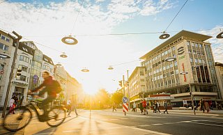 Vom umstrittenen Umbauvorhaben zum EU-Vorzeigeprojekt: Seit Sommer 2022 ist der "neue" Jahnplatz in Betrieb. - Sarah Jonek Fotografie