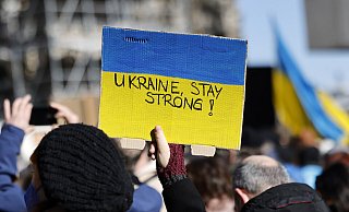 Tausende Kölner nahmen an der Ukraine-Demo auf dem Roncalliplatz teil, um ein Zeichen des Friedens zu setzen. Mit einer Schweigeminute gedachte man der Opfer der Kampfhandlungen. Auch gab es Forderungen, die Ukraine mit Kriegswaffen zu beliefern, in die EU aufzunehmen und die NATO zu entsenden. Zu der Kundgebung hatten die Organisationen 'Pulse of Europe Köln' und das 'Blau-Gelbe Kreuz Köln' aufgerufen. Köln, 27.02.2022 - picture alliance / Geisler-Fotopress