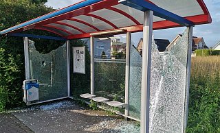 An der Bushaltestelle Wagnerstraße wurden drei Scheiben beschädigt. - Stadt Enger