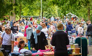 Beim Ting-Flohmarkt 2023 drängen sich die Menschen und suchen nach Schnäppchen. - Mike-Dennis Mller / www.mdm.photo