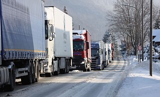 Eigentlich sollte der Plan für den Neubau der Dehmer Straße 2016 auf Eis gelegt werden. Im neuen Regionalplan aber wird das Projekt wieder aktuell. Unser Foto entstand beim Wintereinbruch im Februar 2021. - Nicole Sielermann