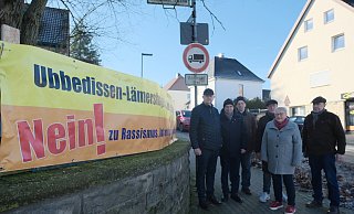 Hartmut Kronshage (v.l.), Berthold Schütte, Gustav Frormann, Heiner Steffen, Angelika Urbansky und Ortheimatpfleger Heinrich Dingerdissen setzen ein weithin sichtbares Zeichen. Foto: Wir sind Ubbedissen - Verein ‚Wir sind Ubbedissen‘