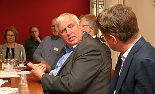 NRW-Gesundheitsminister Karl-Josef Laumann spricht auf Einladung von CDU-Politiker Carsten Linnemann mit Pflegemitarbeitern über die Zukunft der Branche. - Mareike Gröneweg