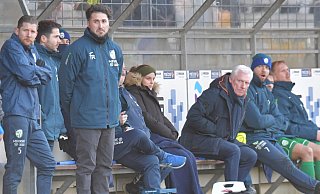 Betretene Mienen auf der Bank des FC Gütersloh nach dem 1:1 gegen Erndtebrück. Der Fußball-Oberligist hatte eine Fülle an Chancen, erzielte aber nur ein Tor vom Elfmeterpunkt aus. - Jens Dünhölter