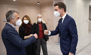 NRW-Ministerpräsident Hendrik Wüst begrüßt den Rektor der Universität Bielefeld, Gerhard Sagerer. - Oliver Krato