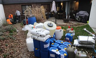 Ein Spezialunternehmen ist am Freitagmorgen angerückt, um das Drogenlabor im Keller des Hauses auszuräumen. Beaufsichtigt wurden die Arbeiten, die sich über mehrere Stunden zogen, von zwei Beamten der Bielefelder Kriminalpolizei. - Claus Frickemeier