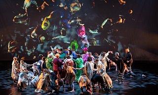 55 Laientänzer bieten beim Schrittmacher-Community-Dance zum Thema "Freund schafft" im Stadttheater eine eindrucksvolle Show. - Lioba Schöneck