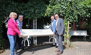 Helke Nolte-Ernsting (v.l.), Uwe Sindermann, Kurt Nagel und Lars Bökenkröger probieren schon mal aus, wie leicht die Bank am Augustaplatz entfernt werden kann. - Heidi Froreich