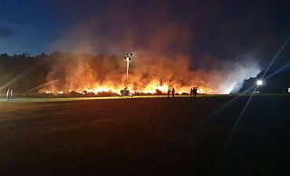 Das Lager mit rund 1.000 Rundballen aus Stroh brannte in voller Ausdehnung. - Feuerwehr Borchen