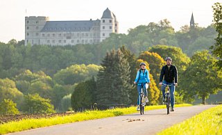 Der Kreis Paderborn bietet viele Möglichkeiten für Radtouristen, wie hier an der Wewelsburg. Die Qualität der Wege ist aber nicht immer spitze. - Teutoburger Wald Tourismus / Dominik Katz