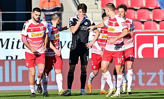 Arminia Bielefelds Maximilian Großer (M.) ist bedient. Die Regensburger bejubeln dagegen einen ihrer Treffer. - IMAGO/Zink