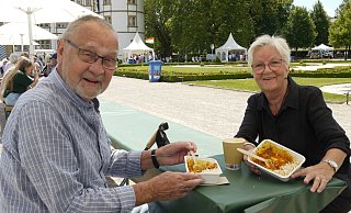 Karl-Heinz und Christa Börger aus dem Kreis Höxter lassen sich das Sabji an der langen Tafel der Begegnung schmecken. - Lisa Richter