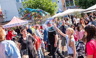 Der 24. Weltkindertag in Herford ist wohl so gut besucht wie nie. Auf allen Pätzen - wie hier auf dem Alten Markt - gibt es reichlich Angebote zum Mitmachen oder Anschauen. - Ralf Bittner