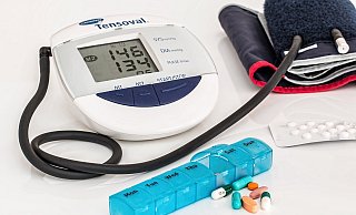 Ein Blutdruck-Messgerät und blutdrucksenkende Medikamente gehören für viele Deutsche zum Alltag. - Pixabay (Symbolbild)