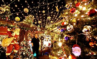 Dirk van Acken steht vor seinem festlich dekorierten "Weihnachtshaus". - Roland Weihrauch