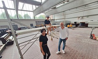 Janina Beiderwieden (JBs Kids Factory), ihr Sohn Lias und Remise-Investor Wilhelm Mormann (Cobus Concept) in der Halle, die bald einen Indoorspielplatz beherbergen soll. - Peter Heidbrink