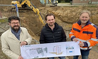 Frank Viseneber (v. l.), Adriano Maniscalco, Detlef Kuntemeier vom gleichnamigen Tiefbauunternehmen an der Baustelle. - Dirk Windmöller