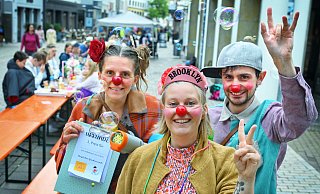 Die Klinikclowns sind wieder dabei und begleiten das Altstadt-Frühstück mit heiteren Einlagen. Auch die Shademakers-Stelzenläufer kommen. - BARBARA FRANKE