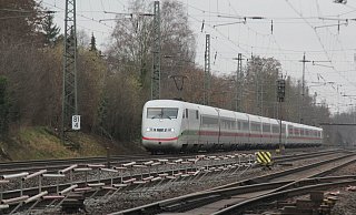 In Löhne hat die Bahn eigentlich viel Platz, aber nicht genug. Ein Ausbau der ICE-Trasse würde womöglich Abriss bis hin zur Löhner Straße bedeuten. Die Nordbahnstraße lassen die Planer unbehelligt. - Ulf Hanke