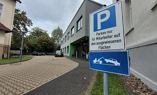 Auf dem Parkplatz des Amtsgerichts ist eine Frau nach einem Unfall einfach davongefahren. - Florian Weyand