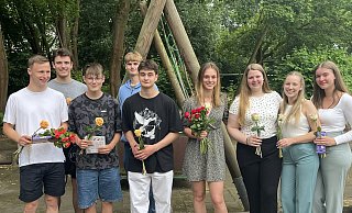 Elias, Louis, Jonas, Jakob, Kilian, Emely, Sarah, Hanna und Jasmin wurden an der Weserbogenschule liebevoll verabschiedet. Gerne hätten die FSJler aber auch ihre Nachfolger begrüßt. Doch die gibt es nicht. - Privat