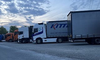 Diese Aufnahme zeigt Lkw auf dem Schotterparkplatz. - CDU Paderborn