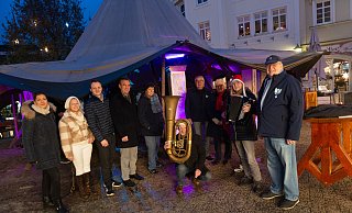 Ricarda Heeper (Quartier Radewig, v. l.) mit einigen Akteuren, die die „1001 Nacht“ lebendig machen. Mit auf dem Foto vor dem „Beduinenzelt“ auf dem Gänsemarkt sind Sängerin Inga Grunwald, Roman Baumbach und Waldemar Faltenberg („Leben ist mehr“), Sonja Ziemann-Heitkemper (Kunstverein), Ronald und Monika Scheuer (Shantychor), Niklas Meyer (Gans oder gar nicht), Sabine Althoff und Claudio Vendramin (kniend, Silent Green) und Hans Rodax (Shanty-Chor Hansestadt Herford). - Ralf Bittner