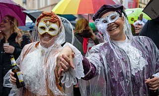 Sturm und Regen halten sich hartnäckig über die Karnevalshochburgen in OWL. - Harald Tittel/dpa