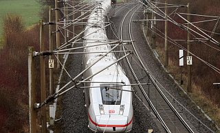 Eine neue Bahntrasse, auch für ICE-Züge, soll zwischen Bielefeld und Hannover entstehen. Doch wo genau, darum gibt es viel Streit. - dpa