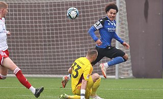 Arminia-Neuzugang Thaddäus Momuluh scheitert im Testspiel am Düsseldorfer Schlussmann Florian Kastenmeier, bereitet wenige Augenblicke später aber den Treffer zum 1:0 vor. - Oliver Krato