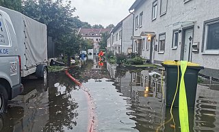 Blick auf den überfluteten Graitenweg während Aufräumarbeiten nach einem heftigem Gewitter in Essen-Stoppenberg. - Michael Weber