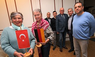 Für eine offizielle Partnerschaft zwischen Paderborn und dem Istanbuler Stadtteil Beylikdüzü sprechen sich aus: (v.l.) Annette Reissmeier und Sigrid Tenge-Erb (v.l., Deutsch-Türkische Gesellschaft, DTG) sowie Hüseyin Tosun (Alevitische Gemeinde), Ümüt Yurdaer (Ditib-Fatih-Moschee), DTG-Vorsitzender Wolfgang Weigel und sein Stellvertreter Recep Alpan und Murat Isenc (Türk Gücü Fußball-Club). - Rajkumar Mukherjee