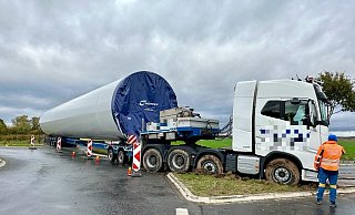 Ein Schwertransporter hat sich im Kreisverkehr zwischen Benhausen und Bad Lippringe festgefahren. - Ralph Meyer
