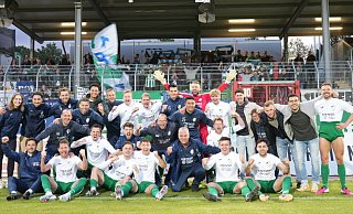 Das Team des FC Gütersloh feiert vor den mitgereisten Fans im Preußen-Stadion die Meisterschaft. Die Schale gibt es allerdings erst am Montag. - Niklas Elbracht
