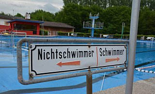 Ob Schwimmer oder Nichtschwimmer - Sicherheit steht für Badegäste im Löhner Freibad an oberster Stelle. Zu Spitzenzeiten braucht es dafür Rettungsschwimmer. Und die sind mittlerweile Mangelware - Christina Nahrwold